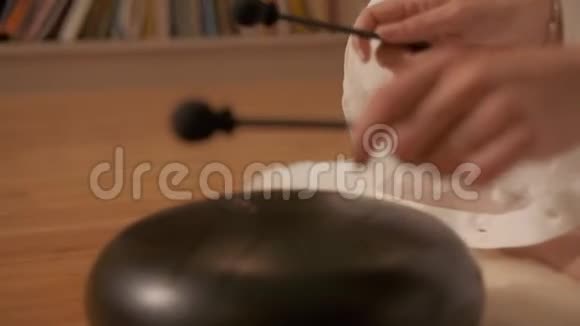 女人在钢舌鼓上做瑜伽特写镜头视频的预览图