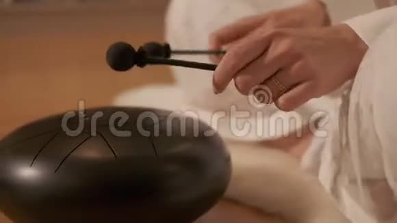 女人在钢舌鼓上做瑜伽特写镜头视频的预览图