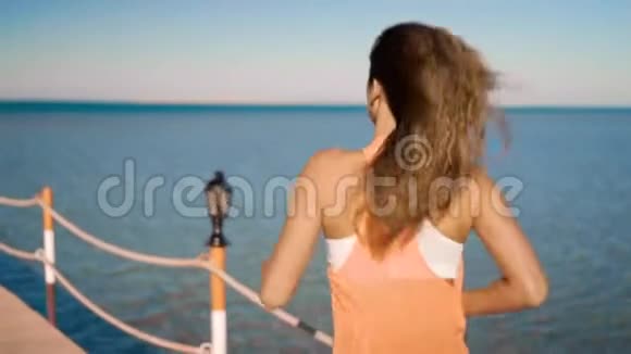 那个女孩沿着海滨跑视频的预览图