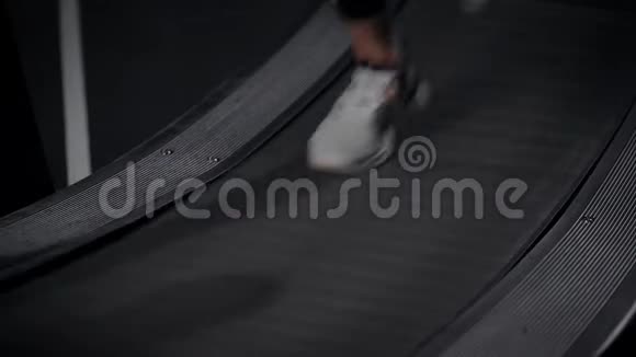 女运动员的脚在健身房的跑步机上移动穿着运动鞋的鞋可以看到细节视频的预览图