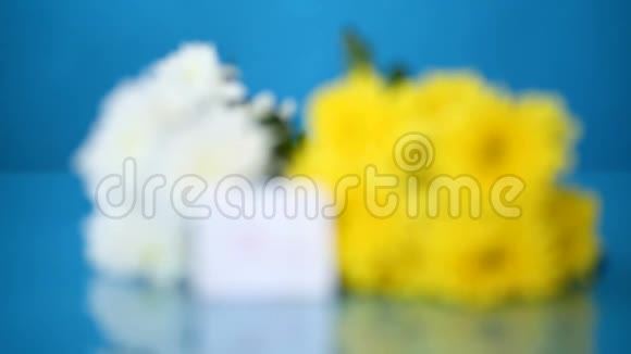 一束白色的菊花和一张妈妈的贺卡视频的预览图