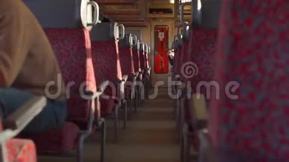 郊区火车开动了一个人坐在乘客座位上视频的预览图