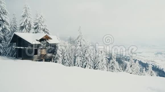 在寒冷的冬天被遗弃在雪山上的房子视频的预览图