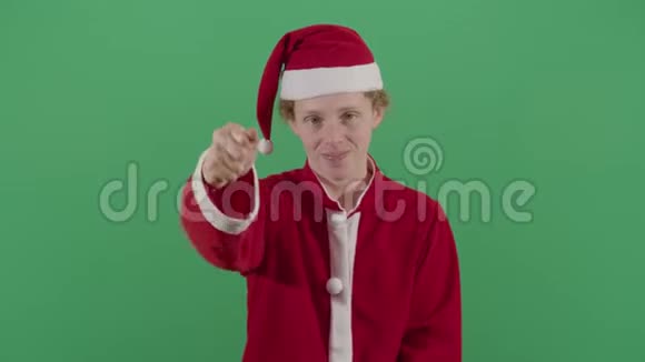 女人圣诞老人做拳头标志视频的预览图