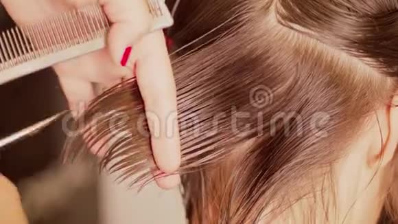 理发师用剪刀剪女人头发视频的预览图