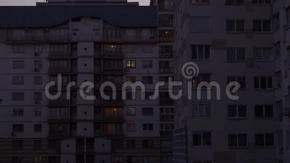 公寓楼窗户的灯天黑了视频的预览图