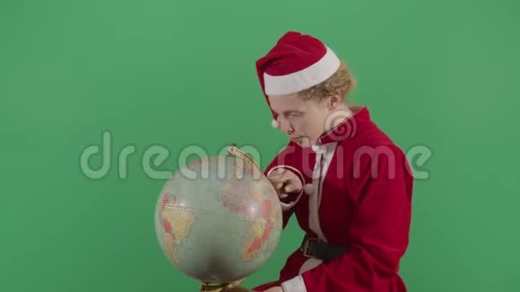 沮丧的女人圣诞老人在全球寻找视频的预览图