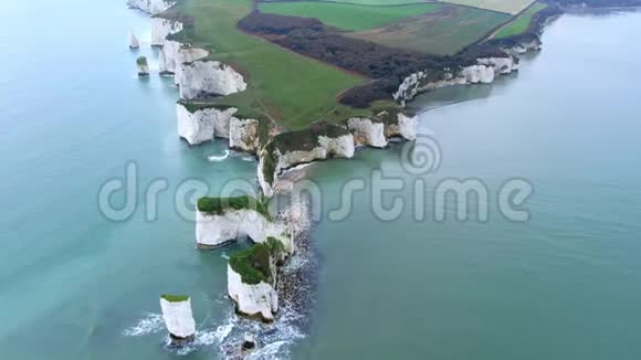 英国老哈里岩石的壮观鸟瞰图视频的预览图