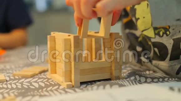 从木构造师那里完成玩具屋的建造视频的预览图