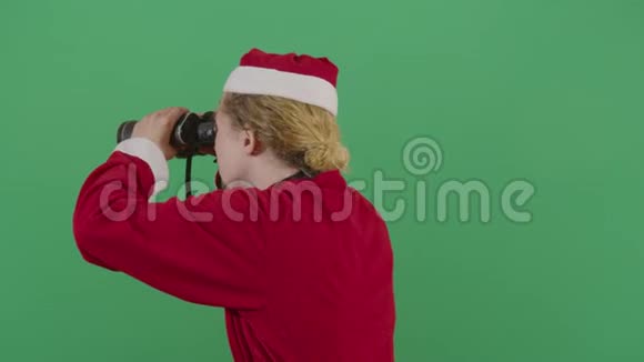 女人圣诞老人看着双筒望远镜视频的预览图