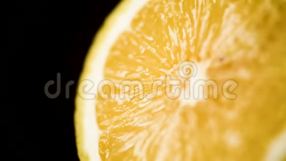 柠檬被隔离在黑色背景上新鲜的和熟的柠檬的一半视频的预览图