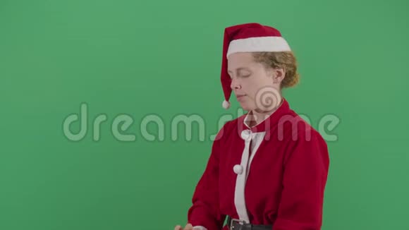女人圣诞老人在胸中寻找金钱视频的预览图