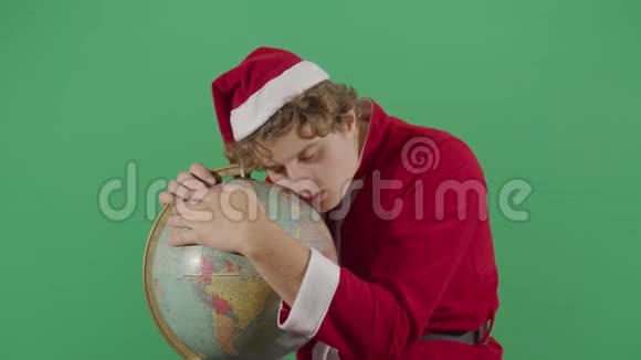 成人圣诞老人在地球上睡觉视频的预览图