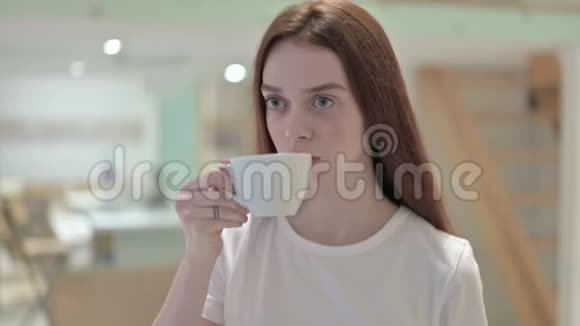 白头少妇饮冷齿痛的肖像视频的预览图