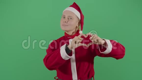女人圣诞老人造心视频的预览图
