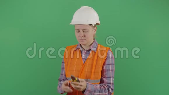 女工程师在钳子电话上说话视频的预览图