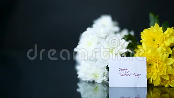 一束白色的菊花和一张妈妈的贺卡视频的预览图