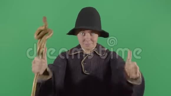 女魔法师与拇指相遇视频的预览图