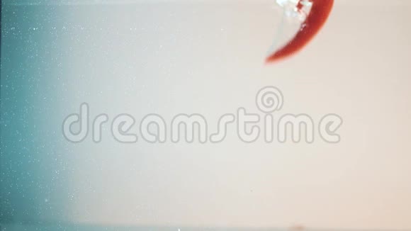 红辣椒落入水中特写视频的预览图
