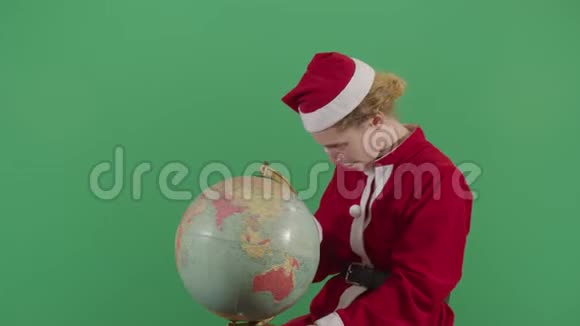 女圣诞老人在环球寻找位置视频的预览图
