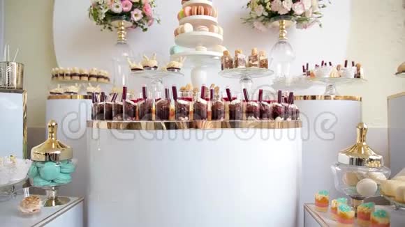 在婚宴上向客人提供各种水果饮料甜糕点和纸杯蛋糕视频的预览图