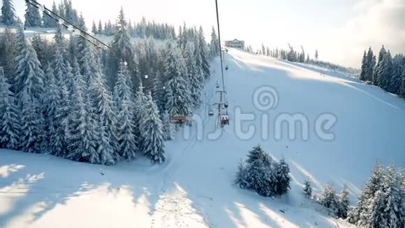 滑雪电梯上雪山的人们视频的预览图