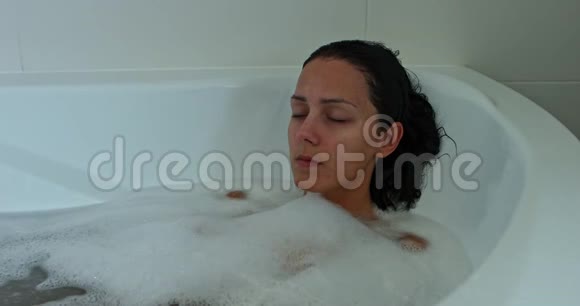 女人正在洗澡睡觉视频的预览图
