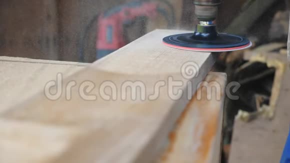关闭木材加工无法辨认的木匠用工具在他的车间工作背景模糊视频的预览图