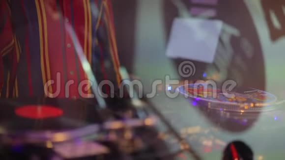 一个DJ站在夜总会聚会上的特写镜头视频的预览图