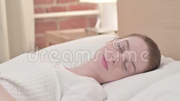 睡不着觉的有头痛的年轻女子视频的预览图