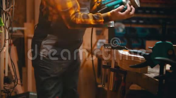 室内木工一名木工在细节上设置抛光机以抛光两侧视频的预览图