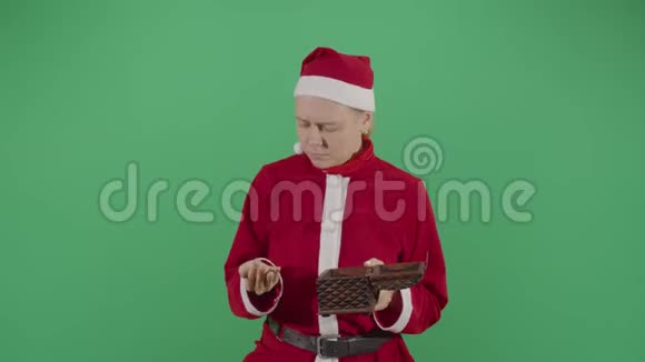 女人圣诞老人存钱视频的预览图