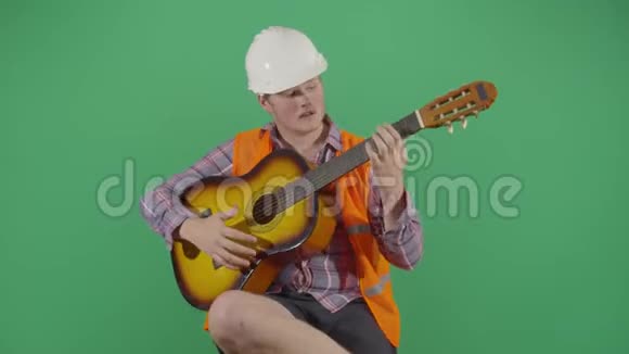 成人工程师演奏吉他视频的预览图