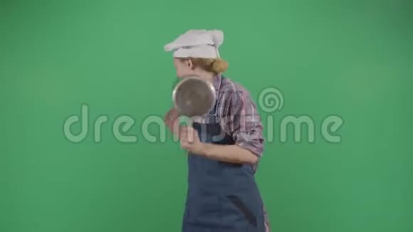 女厨师带着餐具到处跳舞视频的预览图
