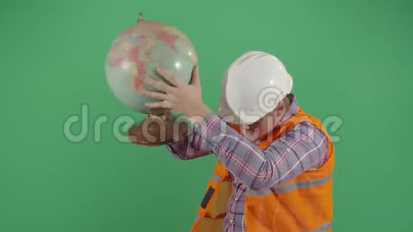 成人工程师摇地球视频的预览图