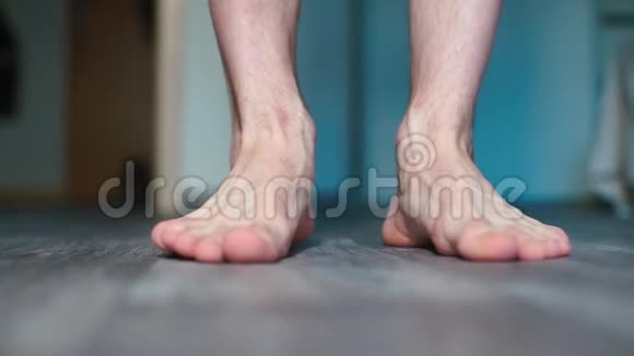 站在地板上的男性脚的特写视频的预览图