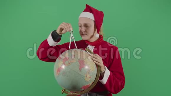 女人圣诞老人在地球上视频的预览图