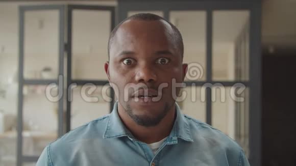 满脸愤怒的非洲男人视频的预览图