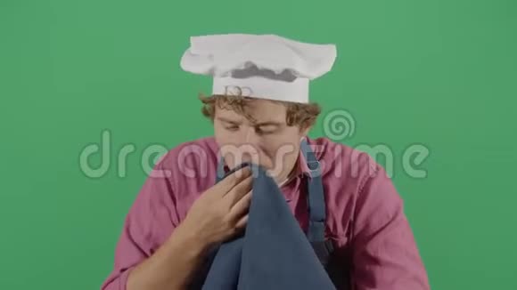成人厨师清洁他的嘴视频的预览图