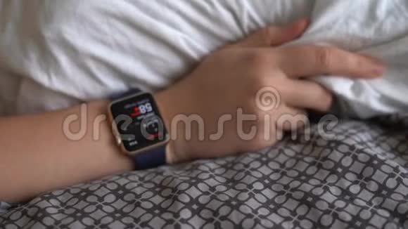 把智能手表放在床上监测睡眠模式和脉搏视频的预览图