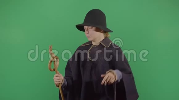 女魔术师用棍子充电能量视频的预览图