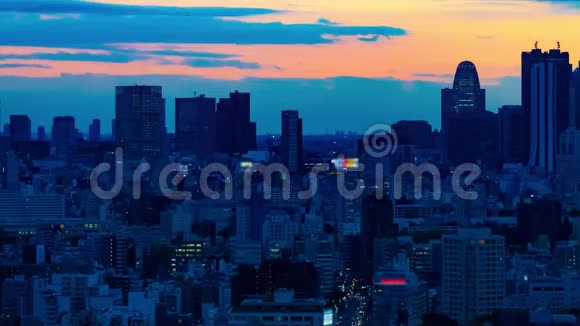 东京城景黄昏时分高角度长镜头视频的预览图