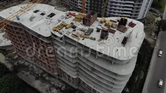 建造住宅的空中镜头建筑塔式起重机站在房子旁边视频的预览图