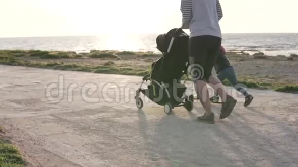 一个运动的女人带着婴儿车跑视频的预览图