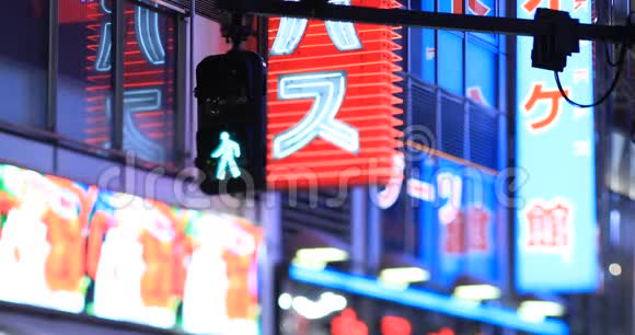 东京新宿过境点的红绿灯夜间下雨视频的预览图