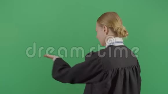 女法官与公众互动视频的预览图