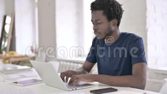 努力工作的非洲年轻设计师在笔记本电脑上失败视频的预览图
