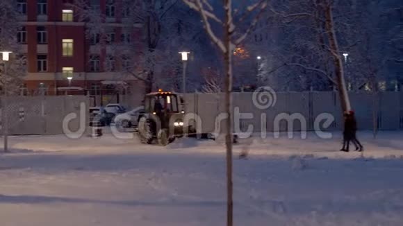 拖拉机工人在白雪覆盖的公园工作视频的预览图