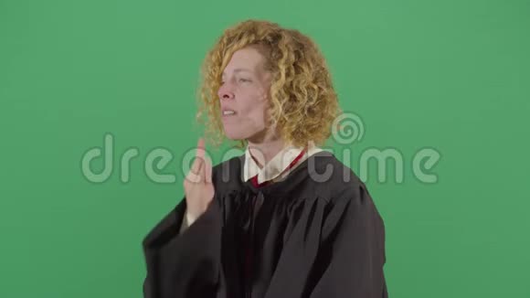 法庭上睡眼的女法官视频的预览图