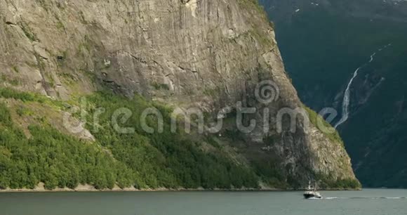挪威吉兰格福乔德旅游船轮渡船在春季夏季穿越盖朗格夫乔登水域视频的预览图